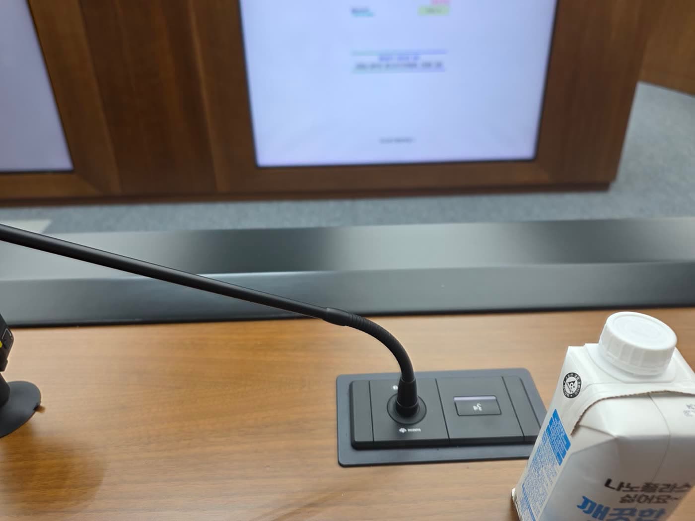 저녁 간담회장 책상에 놓인 마이크와 자료